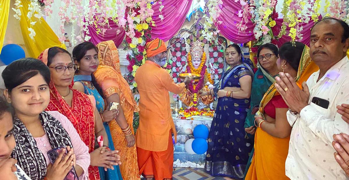 कारखानों में मशीनों व औजारों के साथ शस्त्रों की भी हुई पूजा