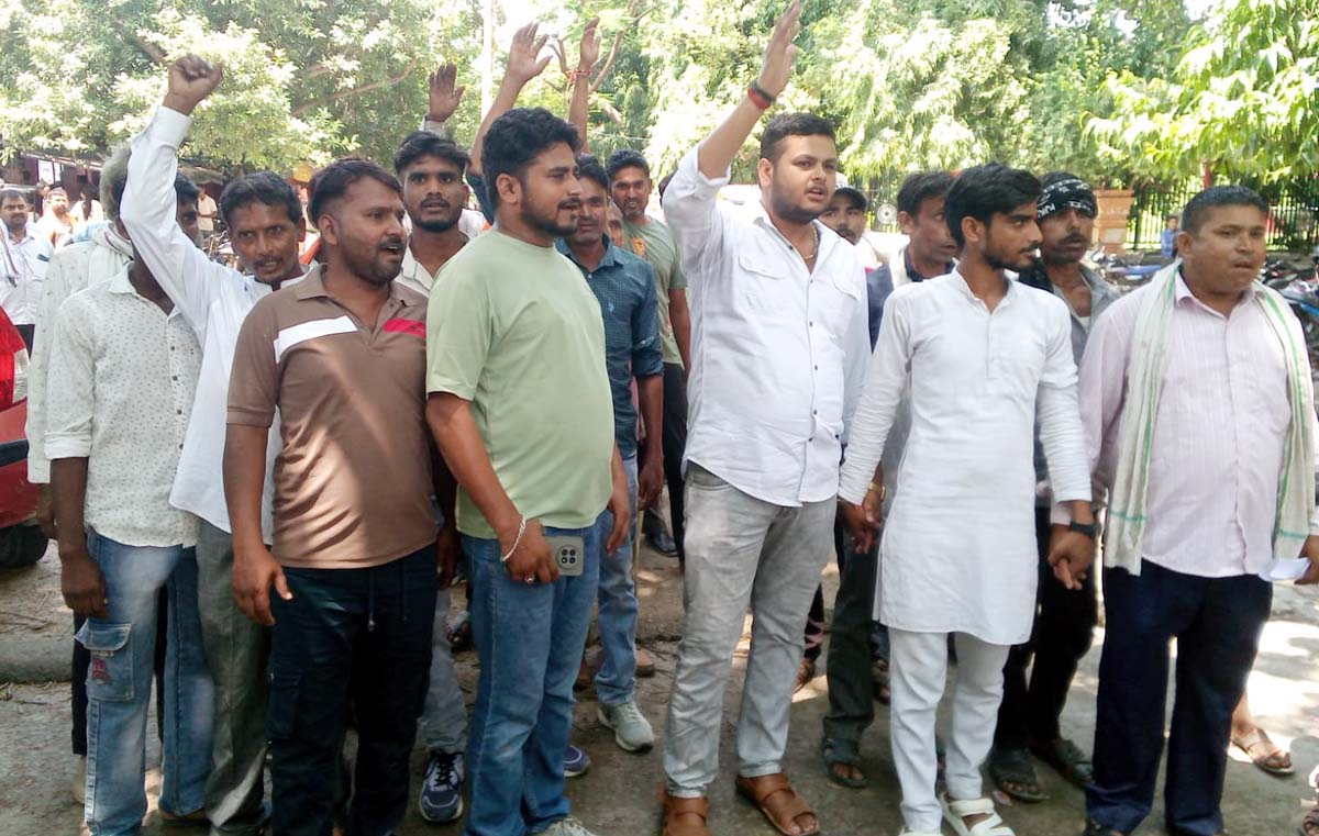 दबंग पर प्रधानी चलाने व फर्म बनाकर धन गबन करने का आरोप