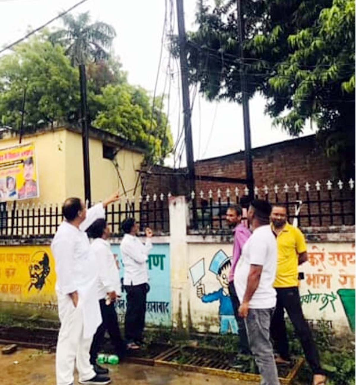 विद्युत व्यवस्था बहाल होते ही सभी ने चेयरमैन के कार्यों को सराहा