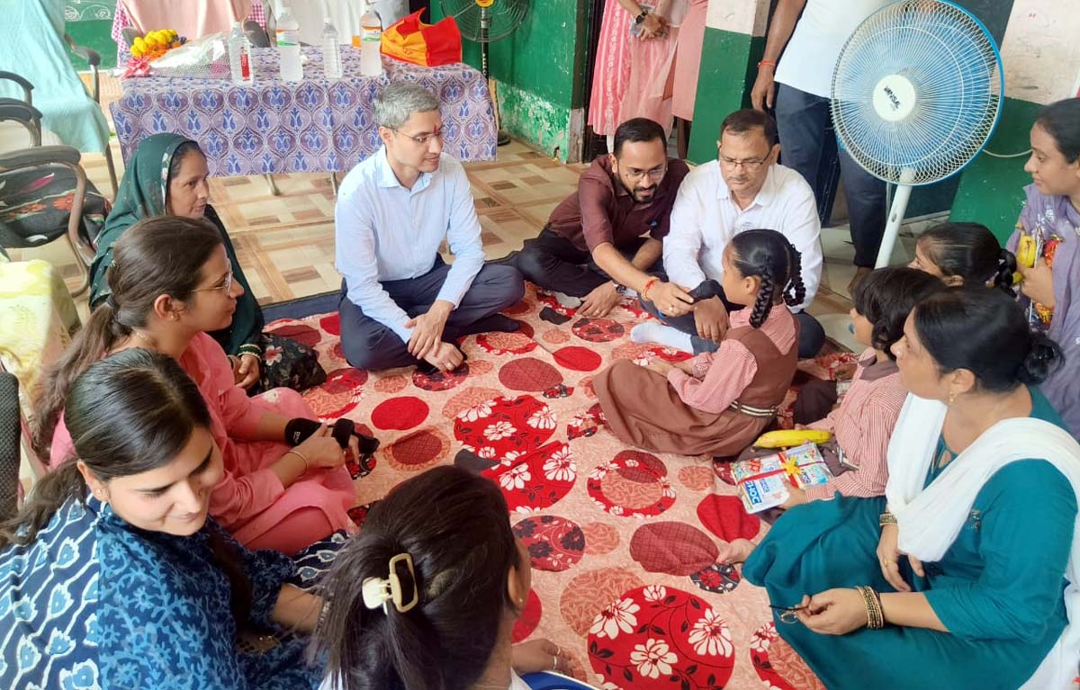 डीएम ने प्राथमिक विद्यालय त्रिलोकीपुर में किया कन्या पूजन
