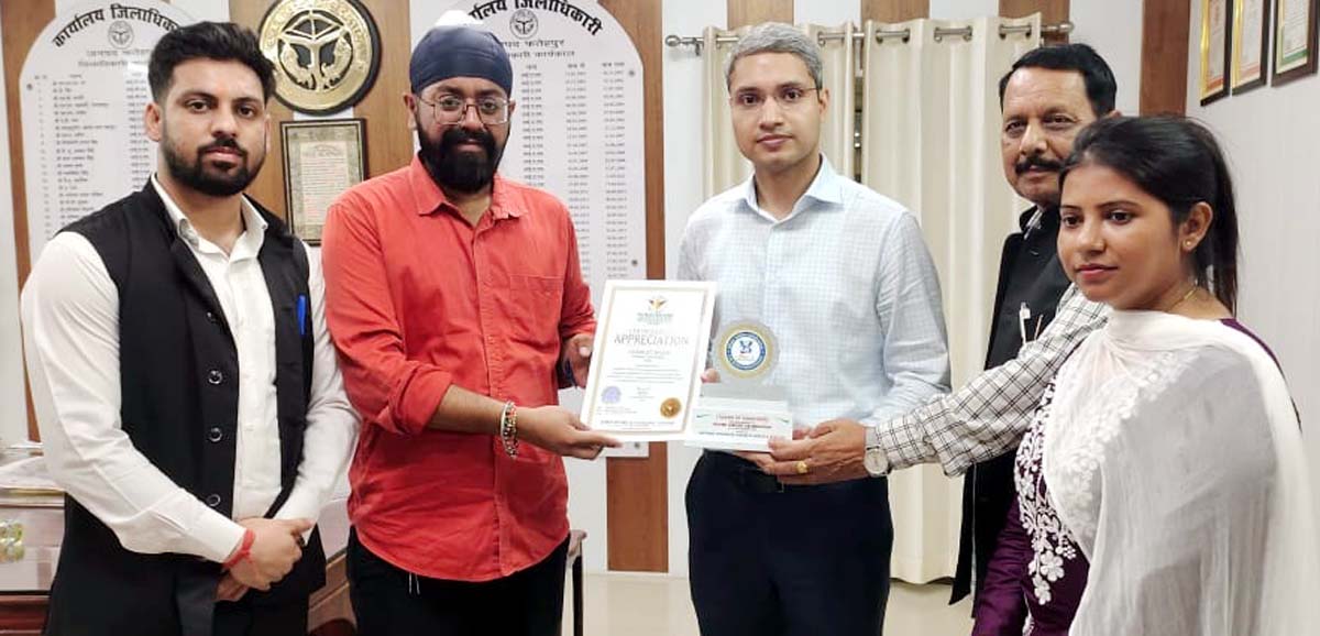 डीएम ने संस्था अध्यक्ष को सौंपा सर्टिफिकेट व मेडल