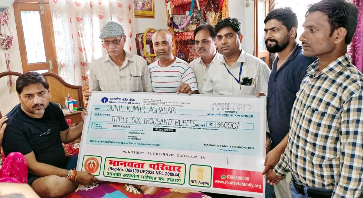 मानवता परिवार ने घायल पत्रकार की चेक देकर की मदद,