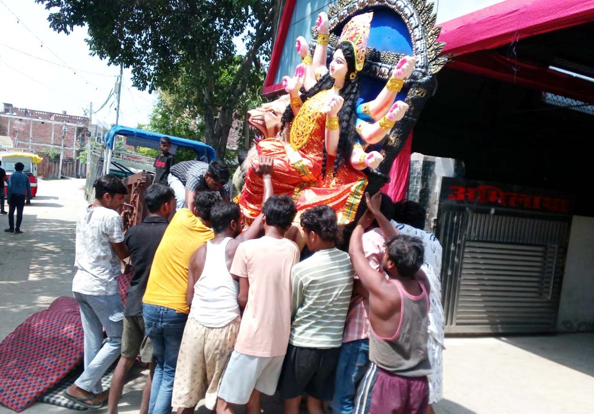 आज होगी प्राण प्रतिष्ठा, पंडालों को अंतिम रूप देने में जुटे रहे युवा