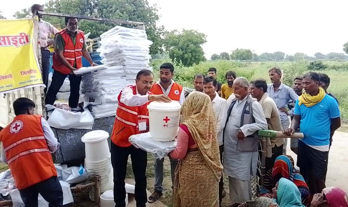 बाढ़ पीड़ितों के बीच सामग्री का किया वितरण,पहुंचे रेडक्रास चेयरमैन