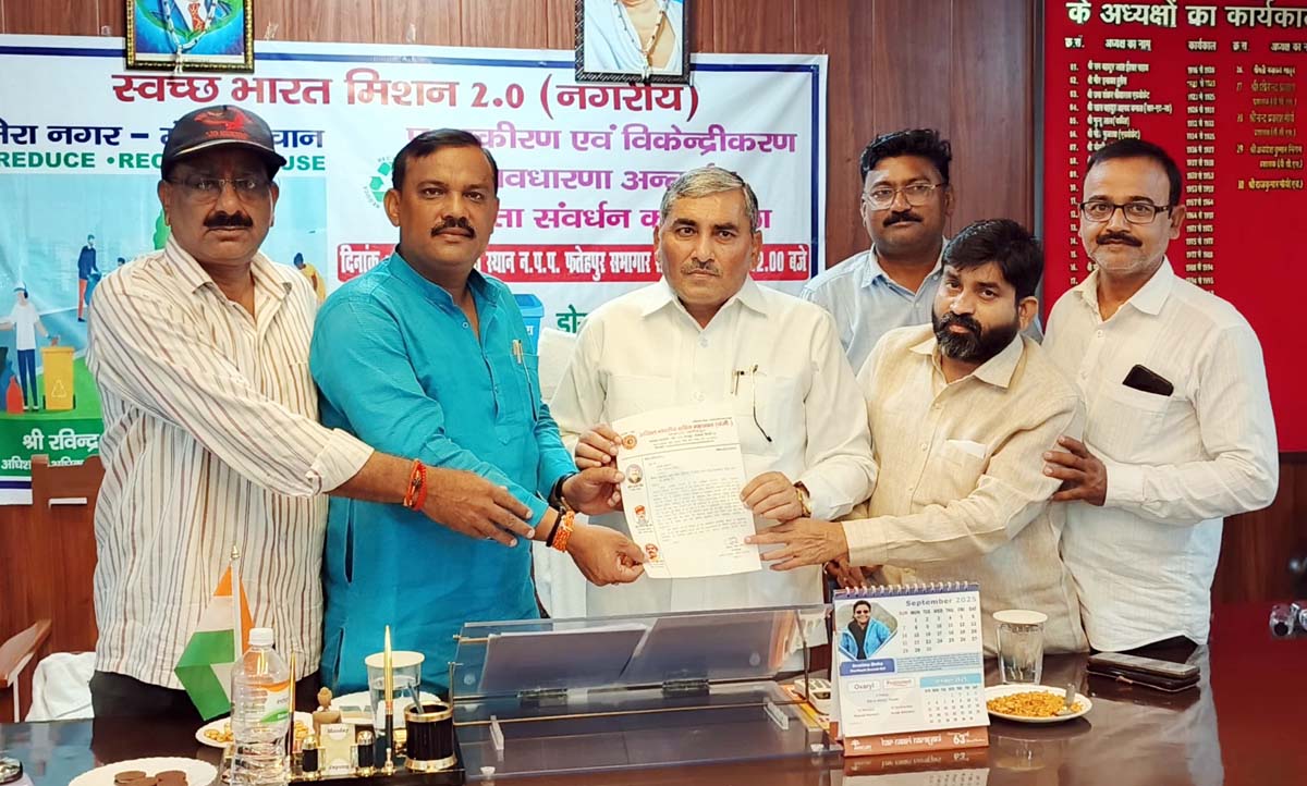 मूर्ति स्थापना हेतु चौराहे पर फाउंडेशन बनवाए जाने की मांग