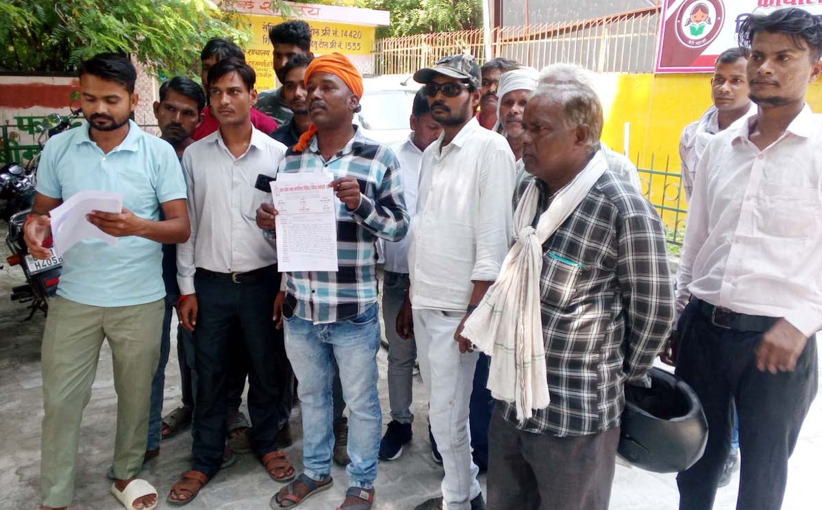 जबरन हटाए जाने पर जताई नाराजगी, सीएम को भेजा ज्ञापन
