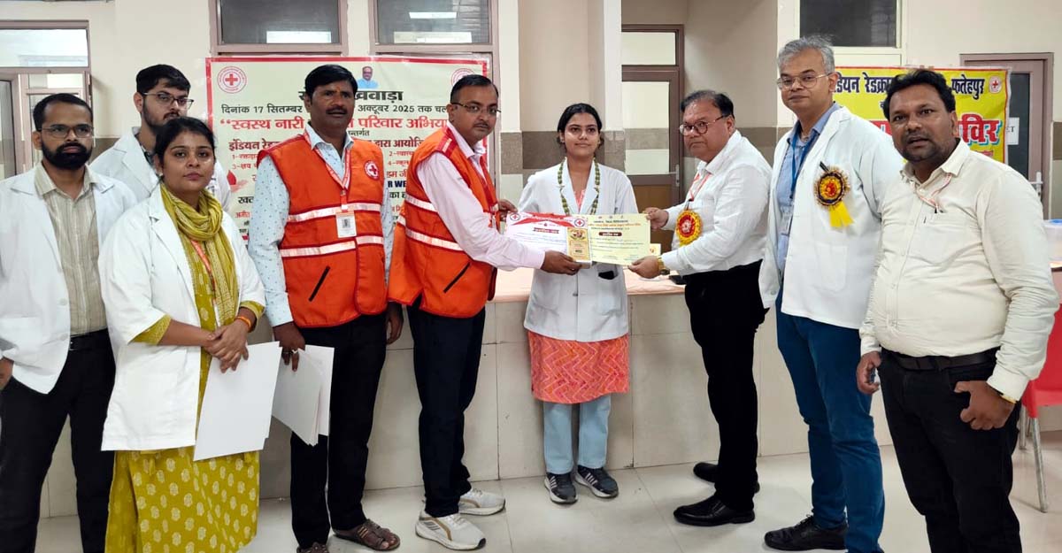 सीएमओ व रेडक्रास चेयरमैन ने रक्तदानियों को किया सम्मानित