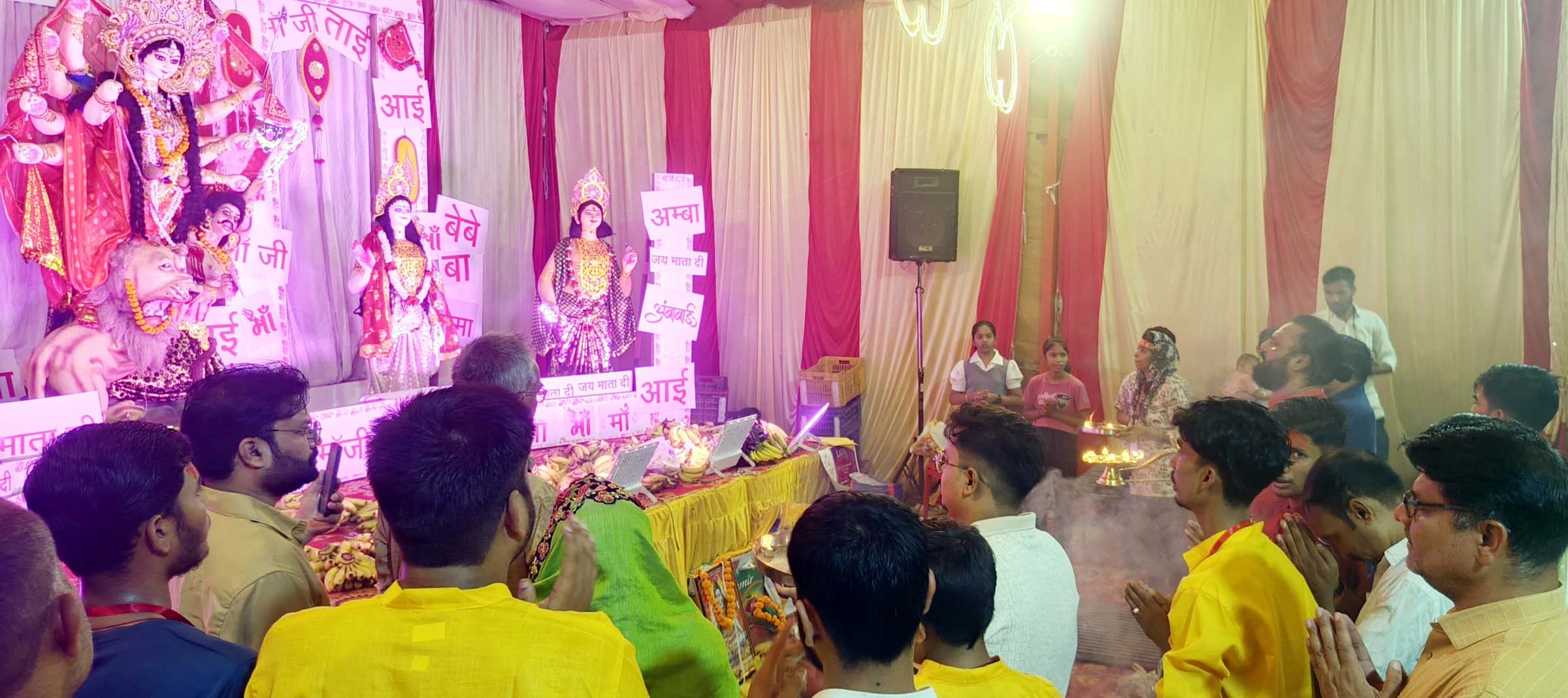 जयकारे के साथ आदिशक्ति मां ब्रहमचारिणी की पूजा