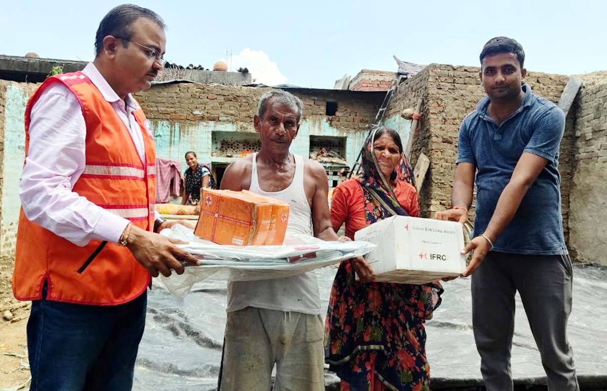  रेडक्रास चेयरमैन ने तेरह परिवारों को वितरित की सामग्री