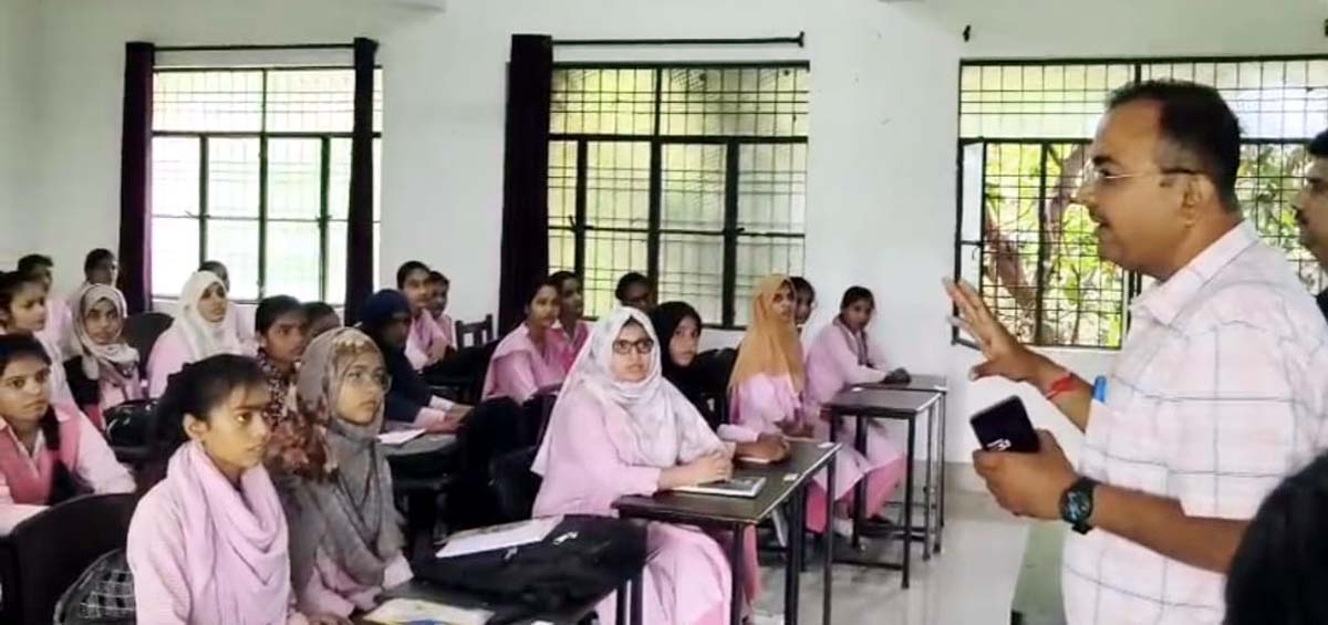 रेडक्रास ने महिला महाविद्यालय में की रक्तदान जागरूकता गोष्ठी