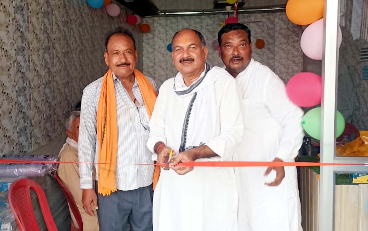 पूर्व विधायक ने इंटीरियर शोरूम का किया उद्घाटन