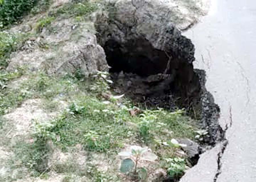 स्कूली बस पलटने से बची, टला बड़ा हादसा