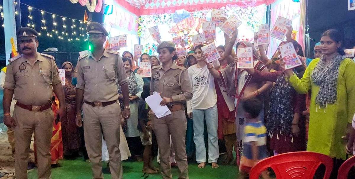 दुर्गा पण्डाल में महिलाओं को किया जागरूक,वितरित की हाइजीन किट