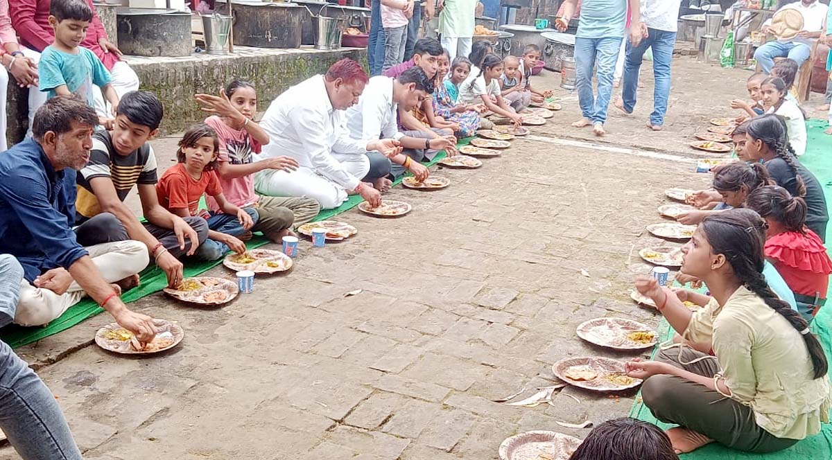 माँ आनंदी मन्दिर में भंडारे का आयोजन श्रद्धालुओं ने लिया प्रसाद