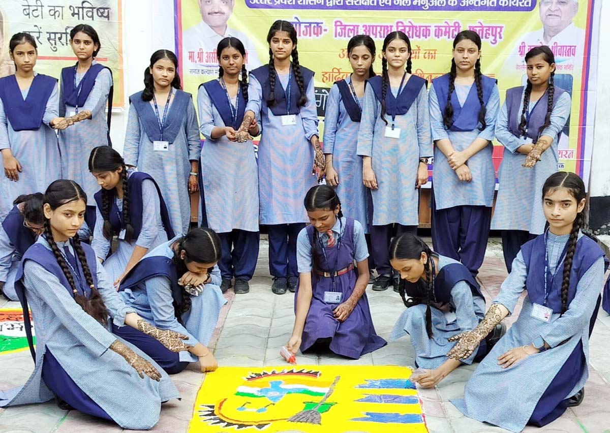  रंगोली, मेहंदी प्रतियोगिता में छात्राओं ने दिया स्वच्छता का संदेश
