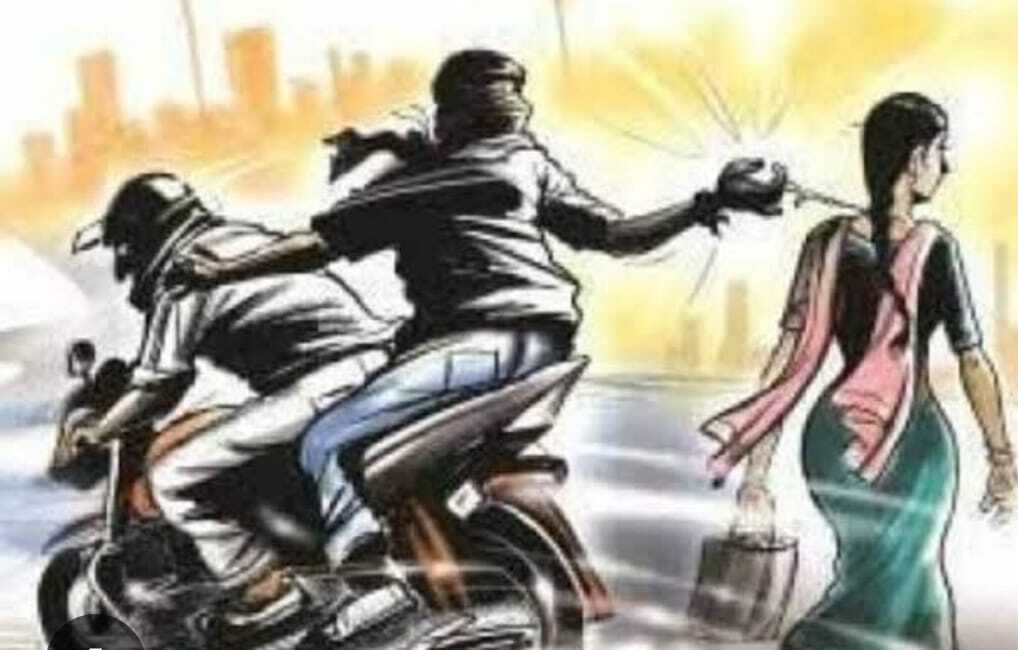 बाइक सवारों ने दिनदहाड़े महिला से लूटा मंगलसूत्र