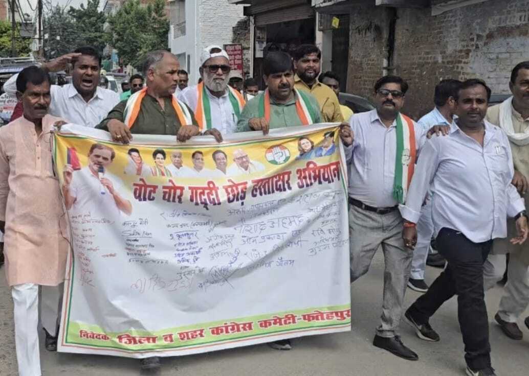 वोट चोर गद्दी छोड़ के नारे के बीच कांग्रेस ने चलाया हस्ताक्षर अभियान