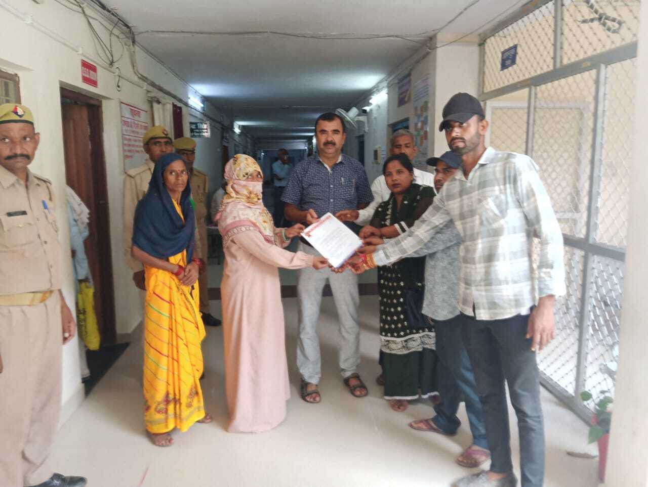 अमौली चौकी इंचार्ज की कार्यप्रणाली से पीड़ित महिलाओं ने दिया ज्ञापन