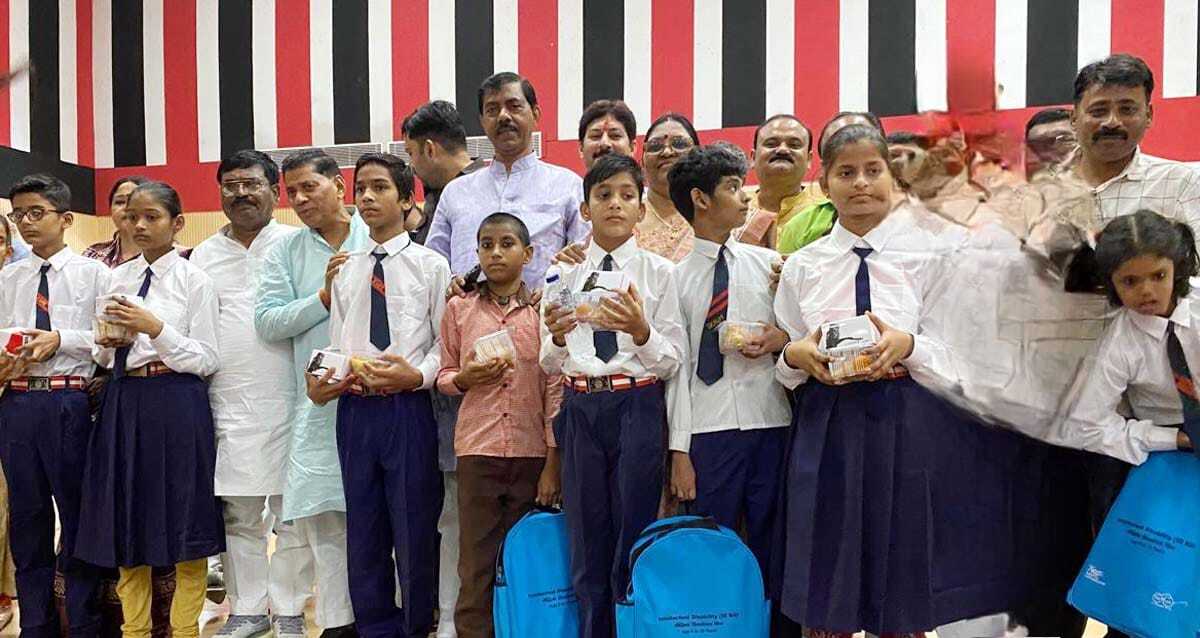जन प्रतिनिधियों ने दिव्यांगजनों को वितरित किए उपकरण