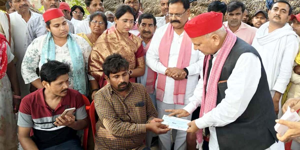 मखौवा गांव में दीवार गिरने से हुई थी दो बच्चों की मौत,सौंपी 50-50 हजार की चेक