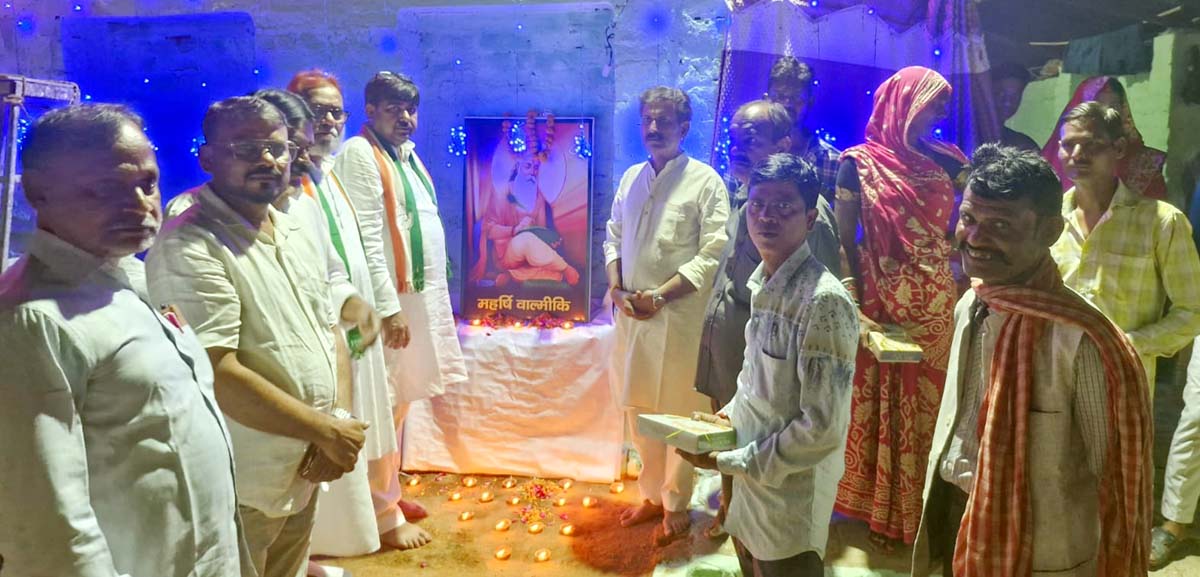 कांग्रेसियों ने बाल्मीकि बस्ती पहुंच मनाई दिवाली, साझा की खुशियां
