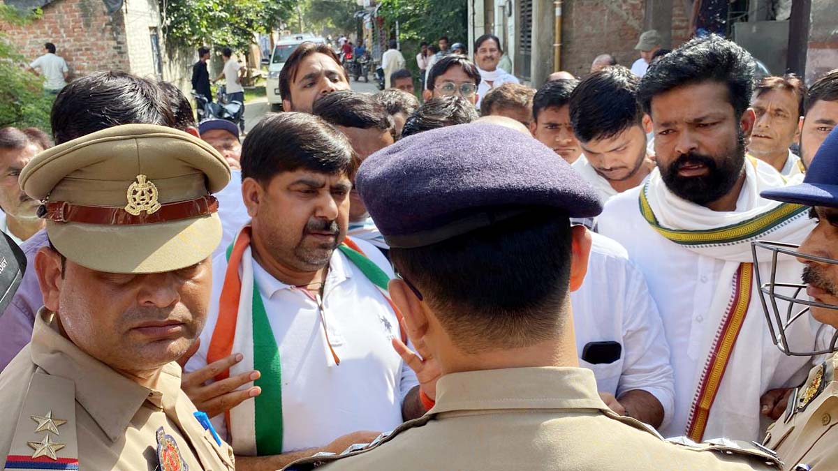 बैरीकेटिंग तोड़ने पर कांग्रेसियों को पुलिस ने रोक किया गिरफ्तार