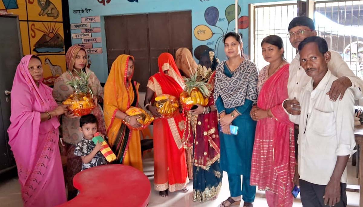 पोषण पोटली वितरण व गोद भराई कार्यक्रम में भाग लेते लोग