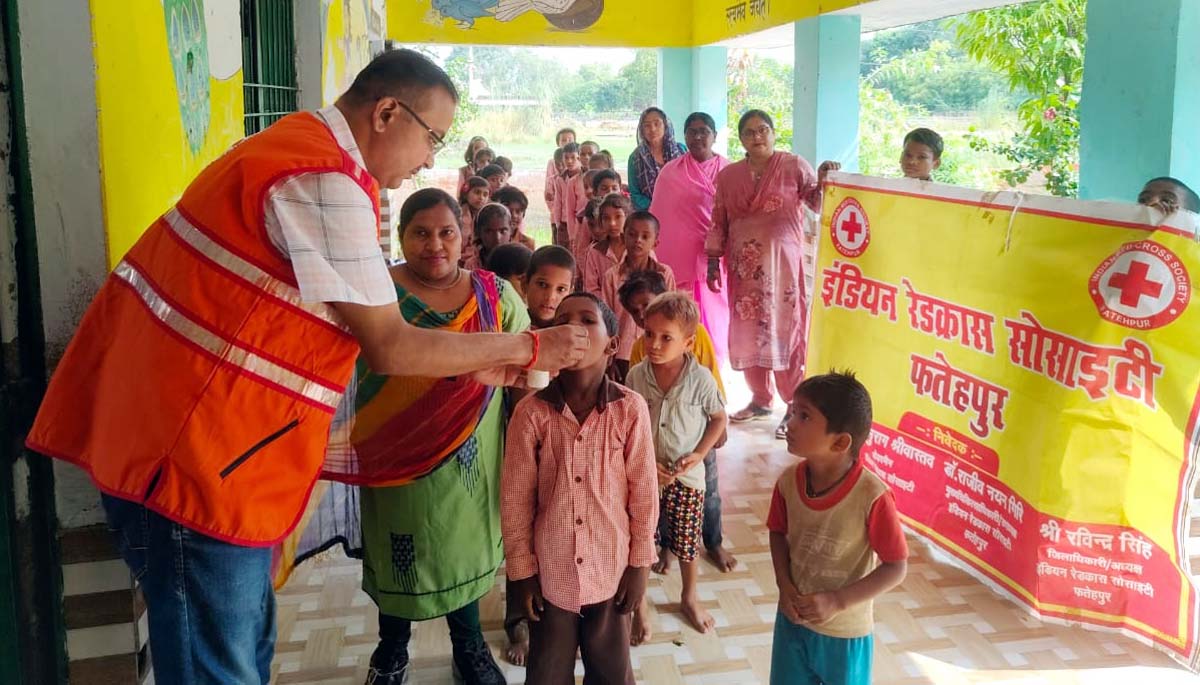 रेडक्रास चेयरमैन ने फिर चलाया डेंगू बचाव महाभियान, 332 बच्चों को दी दवा