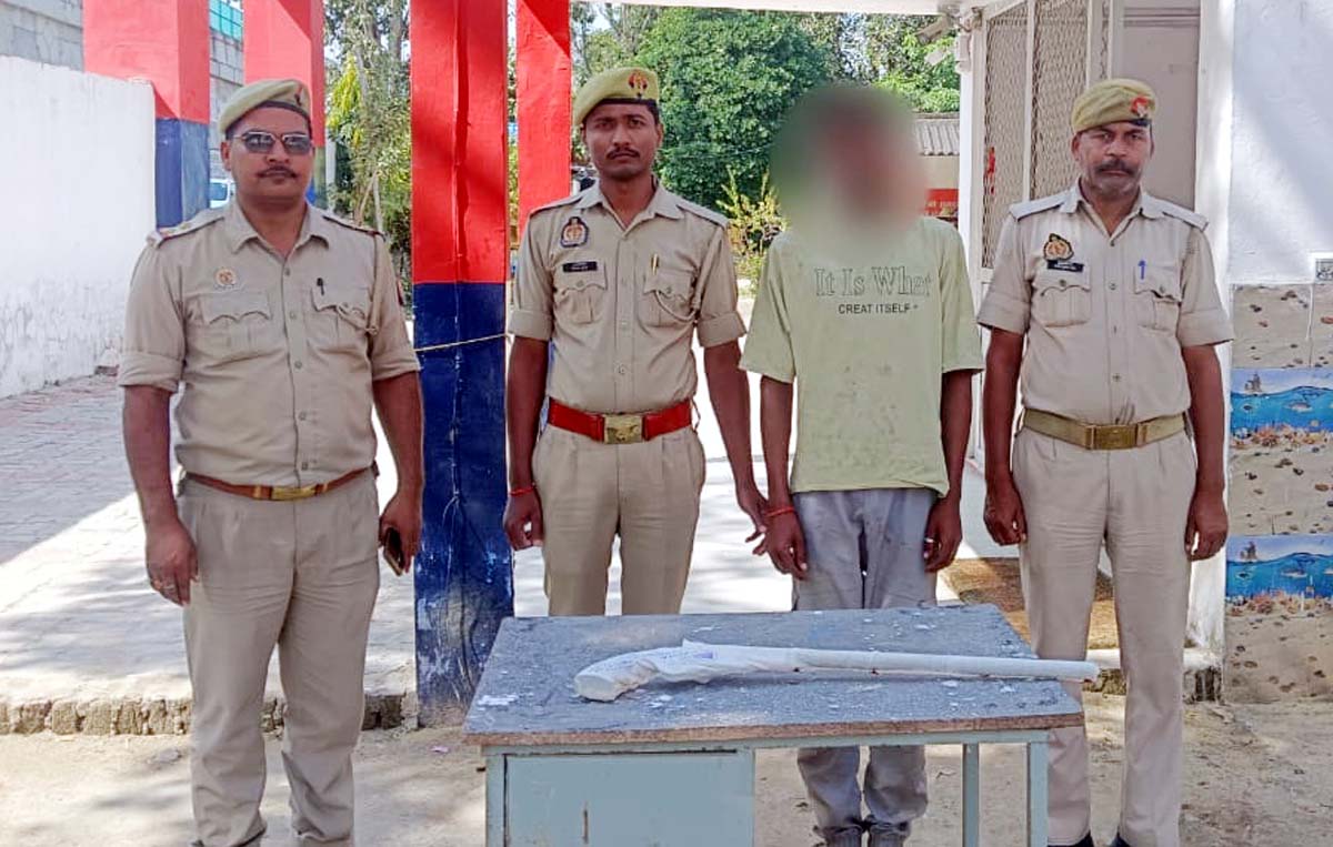 मलवां पुलिस के हत्थे चढ़ा अभियुक्त, अद्धी बरामद