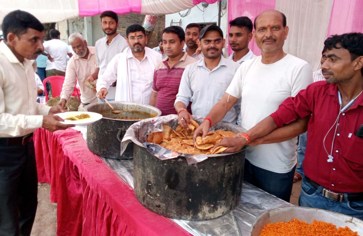 उत्तम व्यापार मंडल ने कराया भंडारा, जरूरतमंदों में बांटा प्रसाद