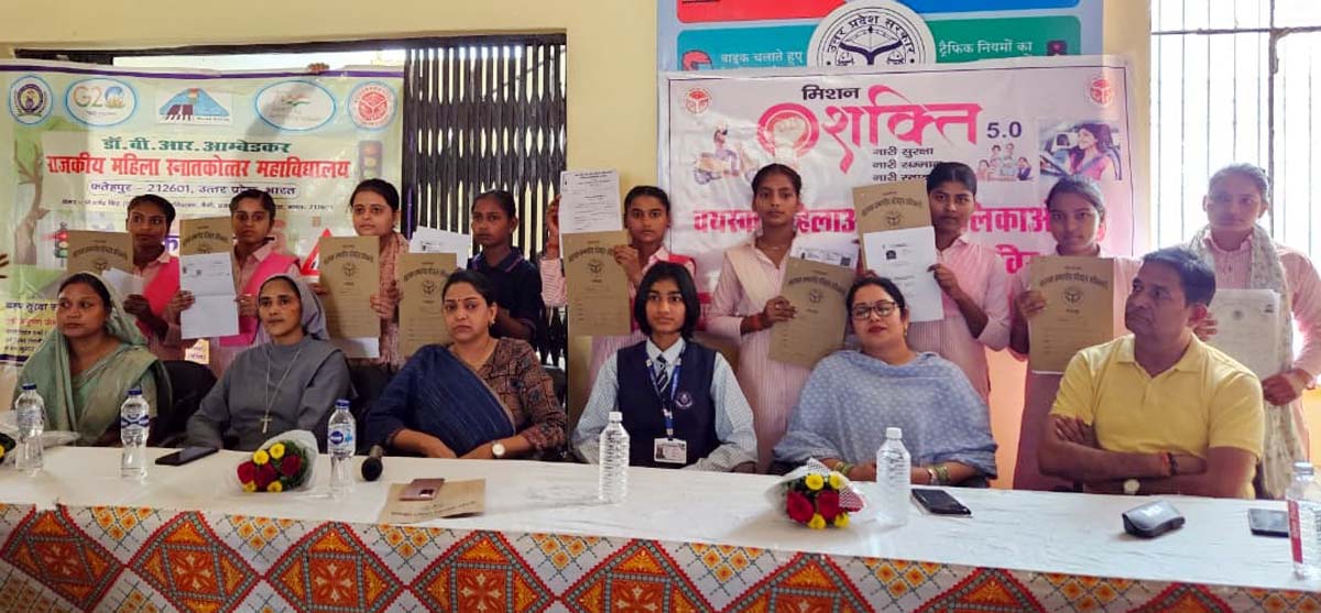 छात्राओं के लिए लगा परिचालक लाइसेंस शिविर, छात्राओं ने किया आवेदन