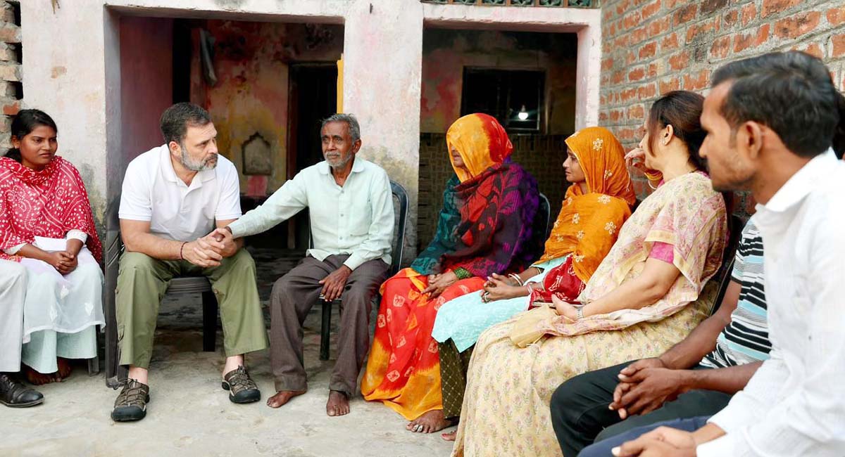 परिजनों को बंधाया ढांढस, भाजपा सरकार में दलितों पर बढ़े अत्याचार : राहुल