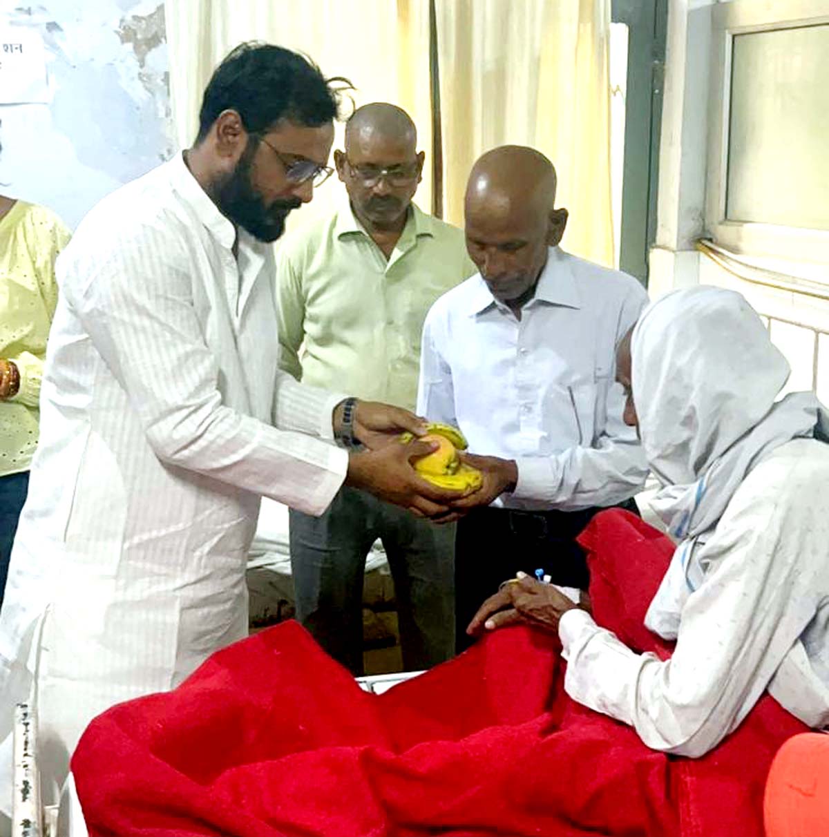 मरीजों संग दीपावली मनाकर दी पर्व की बधाई, अस्पताल में बांटी खुशियां
