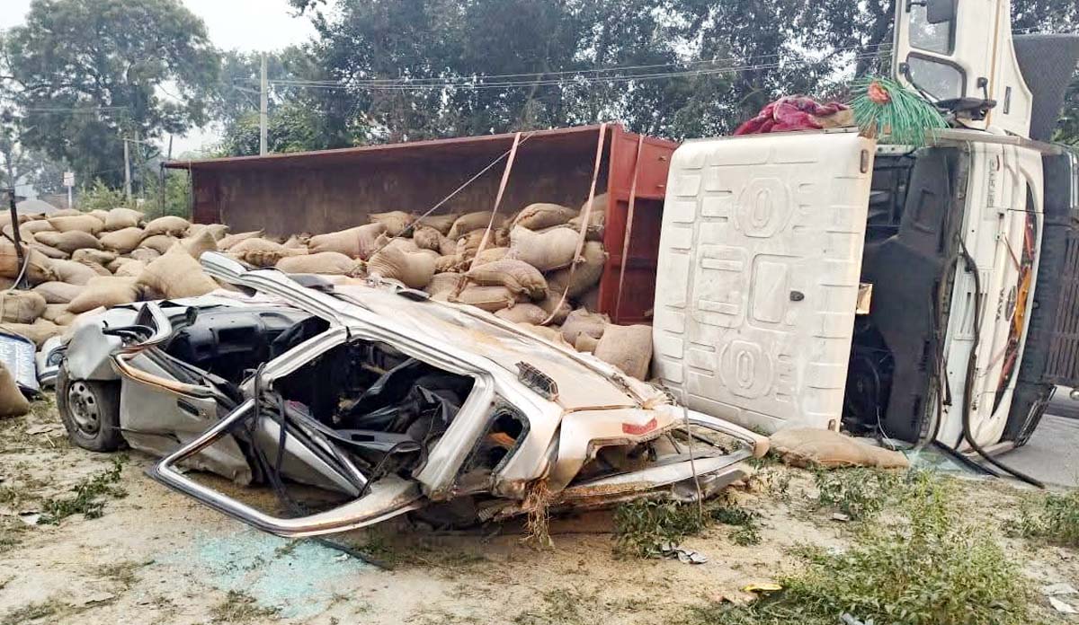 अनियंत्रित ट्रेलर वैगनआर पर पलटी, दो युवकों की मौत एक गंभीर भर्ती अनियंत्रित ट्रेलर वैगनआर पर पलटी, दो युवकों की मौत एक गंभीर भर्ती