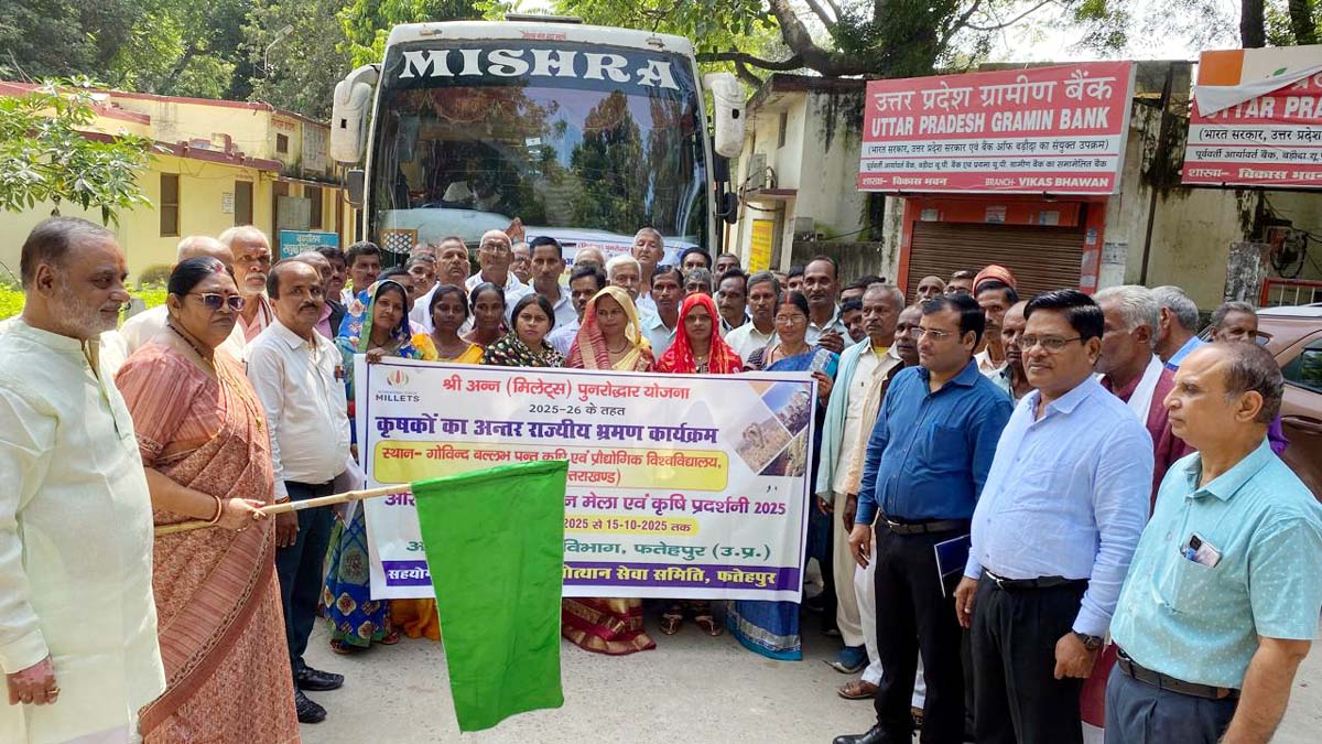 किसानों के भ्रमण दल को विधायक ने झण्डी दिखा किया रवाना