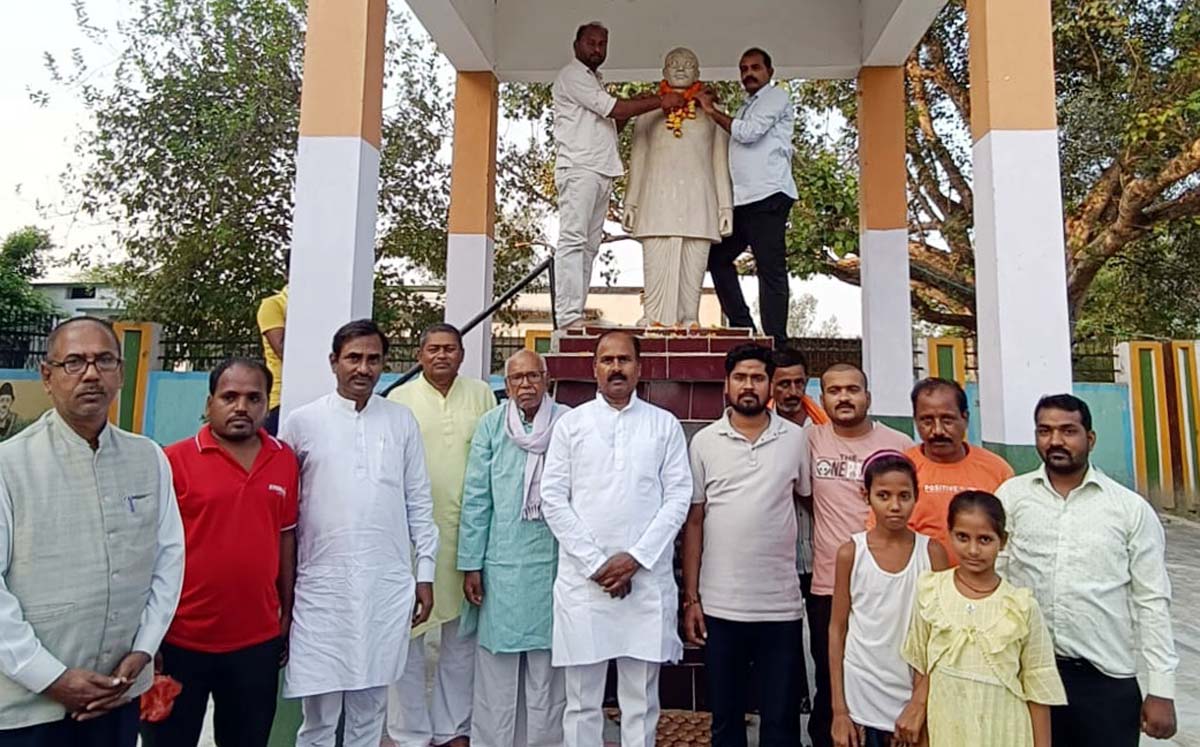 पत्रकार शिरोमणि गणेश शंकर विद्यार्थी की प्रतिमा पर किया माल्यार्पण