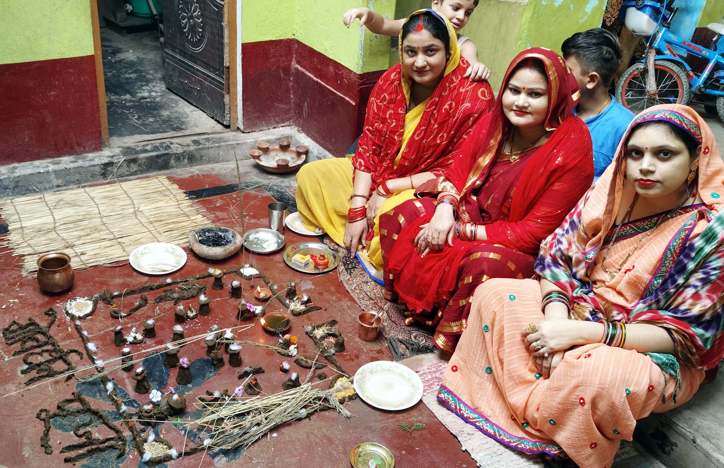 श्रीकृष्ण को भोग लगा महिलाओं ने की गोवर्धन पूजा, बनाया गोवर्धन का चित्र
