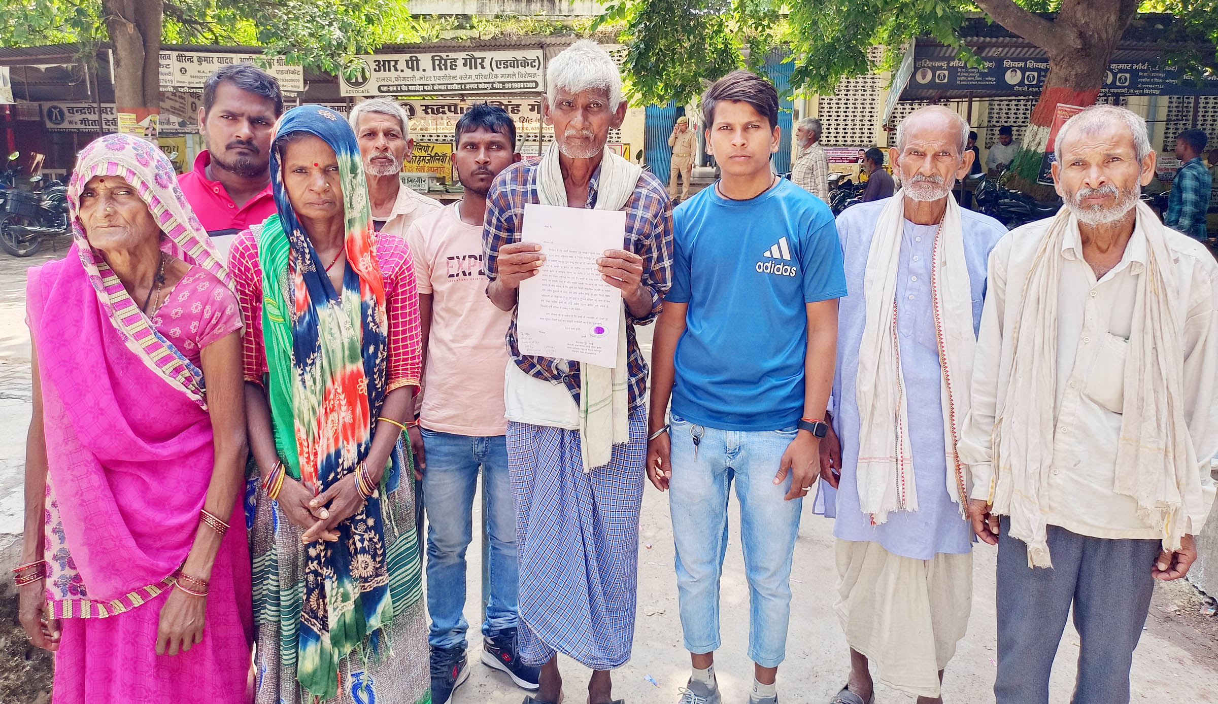 घर के सामने अवैध कब्जा किए जाने की डीएम से शिकायत