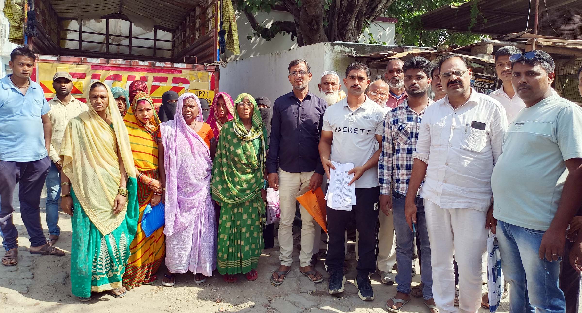 गबन करने वाले डाक कर्मियों पर एफआईआर की मांग, कोतवाली में तहरीर