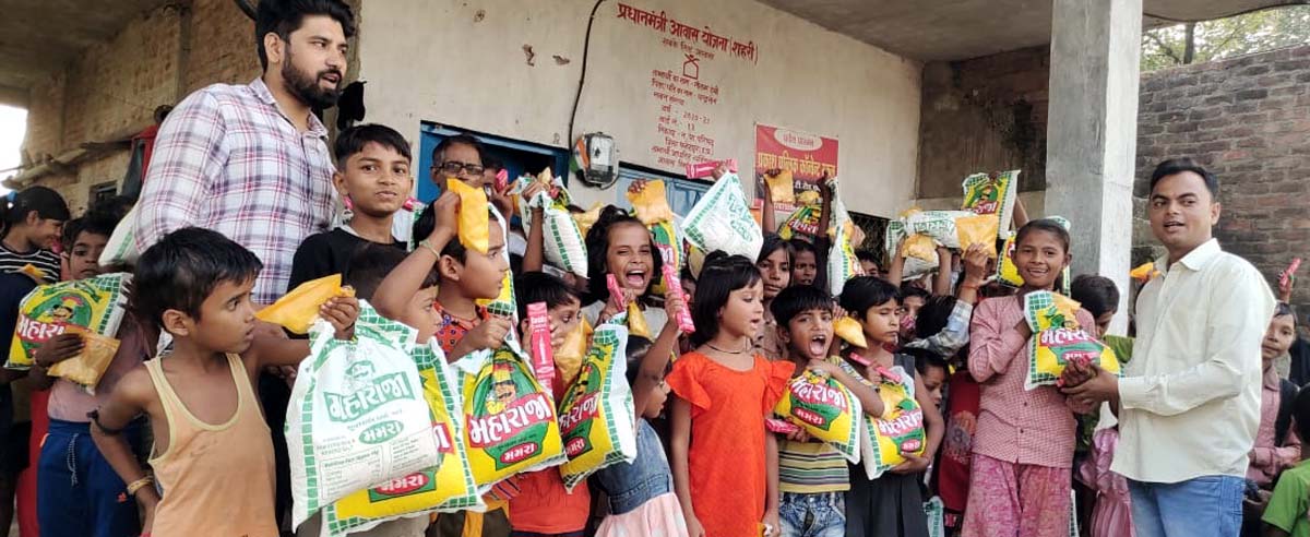 दीपावली पर्व के पूर्व बांटे खुशहाली के पैकेट, दी खुशियों की मिठास