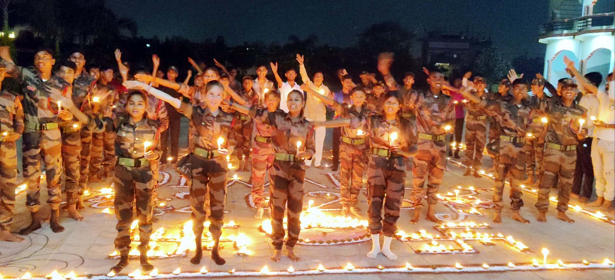 दीप जलाकर शहीद सैनिकों को दी श्रद्धांजलि, बनाई मानव श्रृंखला