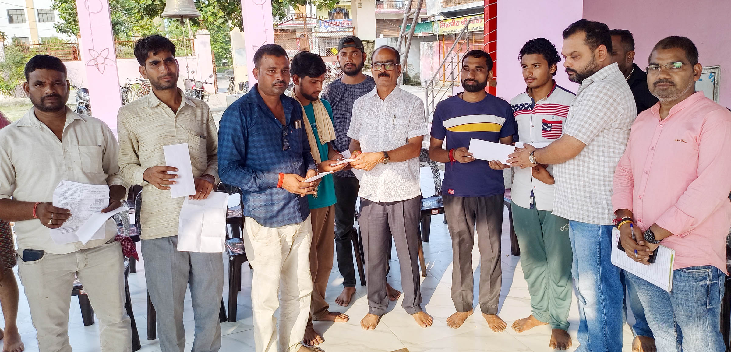 पीड़ित पटाखा व्यापारियों की मदद को आगे आया आदर्श व्यापार मंडल