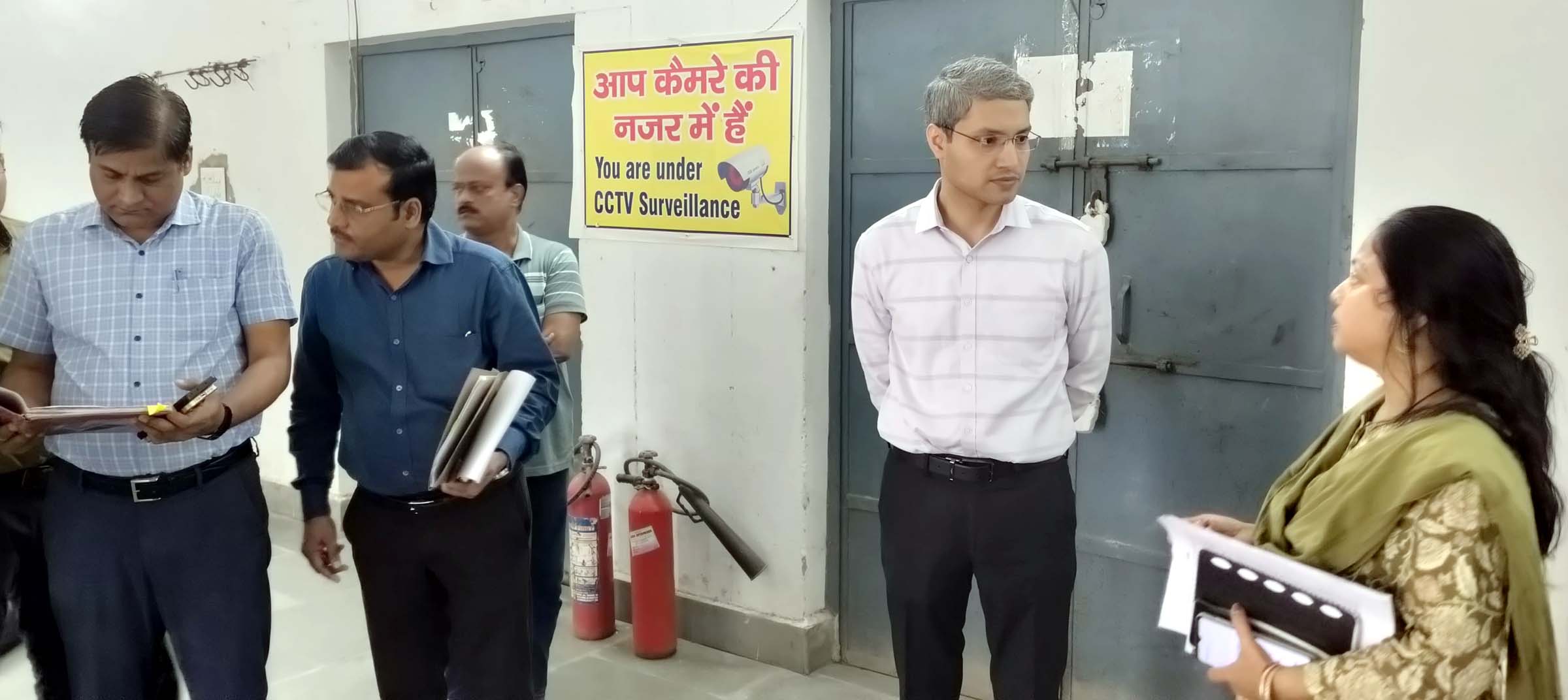 डीएम ने ईवीएम व वीवी पैट वेयर हाउस का किया निरीक्षण डीएम ने ईवीएम व वीवी पैट वेयर हाउस का किया निरीक्षण