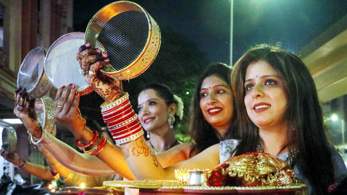 प्रमुख बाजारों में छाई रौनक, महिलाओं ने प्रेम व सौहार्द का संदेश किया साझा