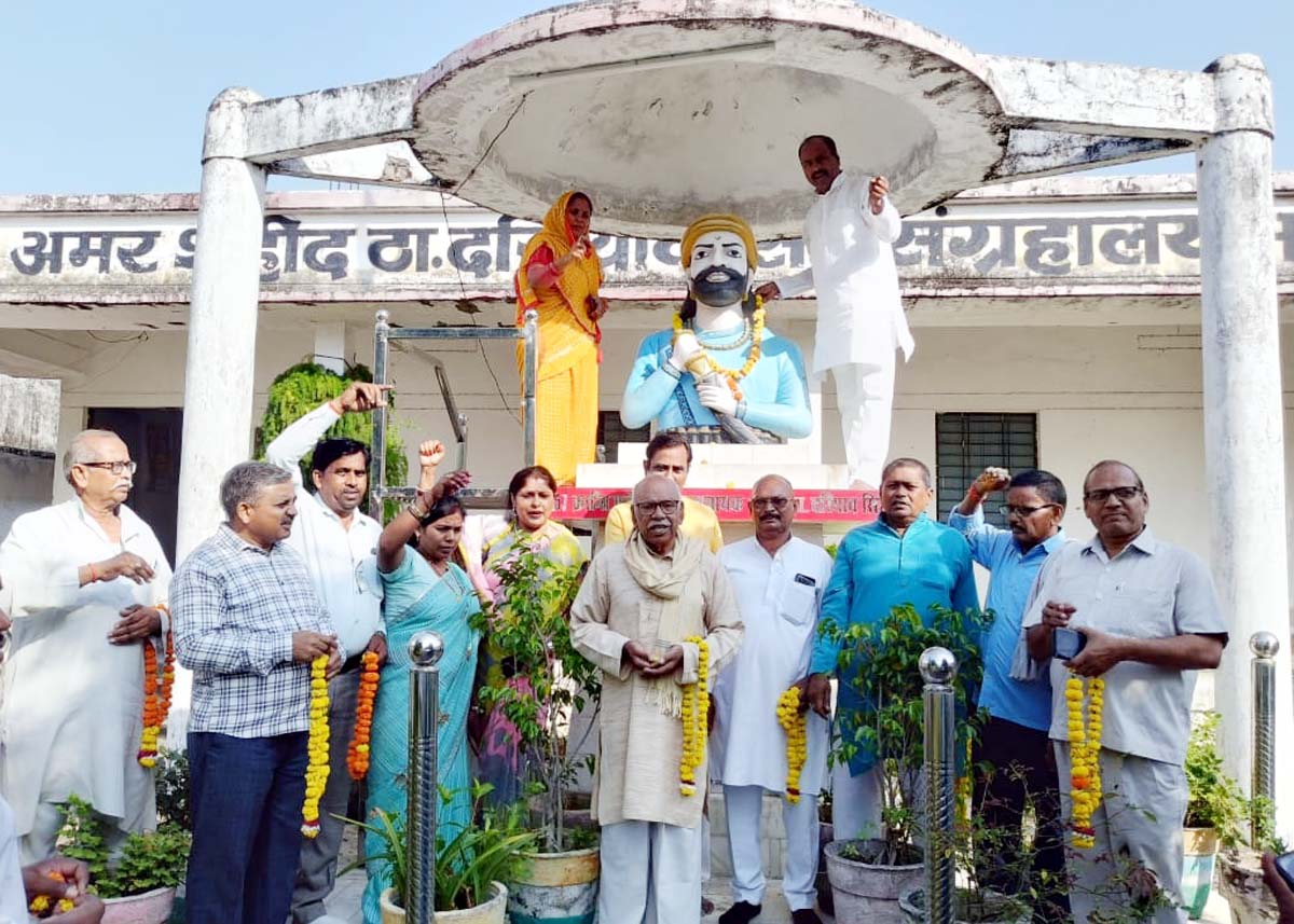 शहीद दरियाव सिंह के स्मारक स्थल पर किया माल्यार्पण, कृतित्व पर की चर्चा शहीद दरियाव सिंह के स्मारक स्थल पर किया माल्यार्पण, कृतित्व पर की चर्चा