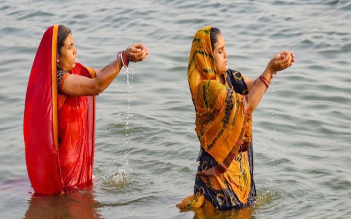 दान-पुण्य कर सुख-समृद्धि व परिवार की खुशहाली की कामना