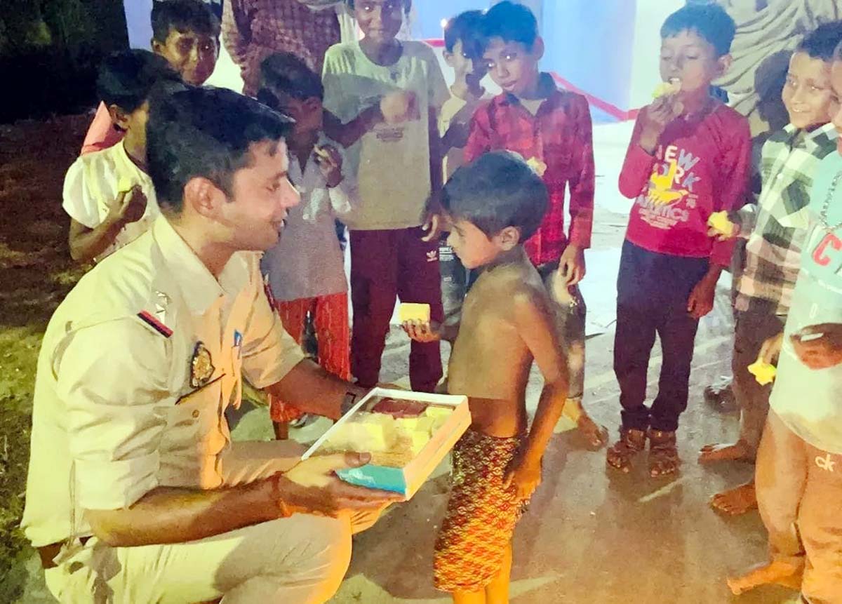  चौकी प्रभारी ने बच्चों संग मनाई दीपावली, बांटी मिठाई – प्रशांत मिश्रा