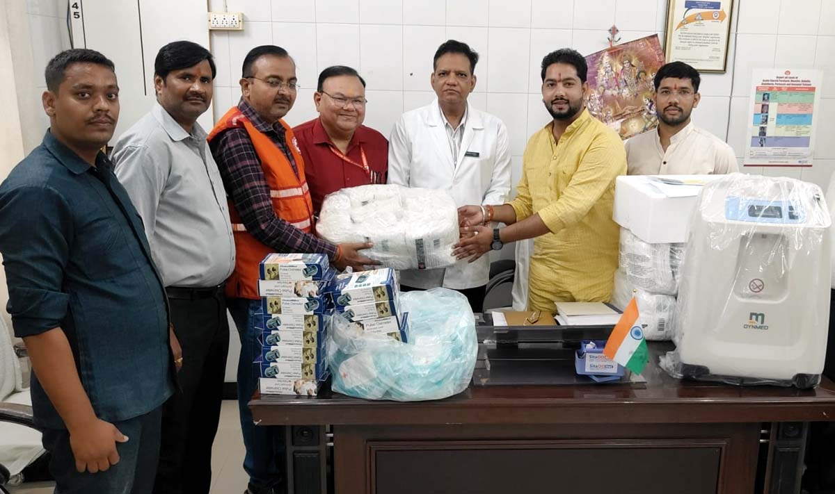 रेडक्रास चेयरमैन ने जिला अस्पताल में सौंपी सामग्री रेडक्रास चेयरमैन ने जिला अस्पताल में सौंपी सामग्री