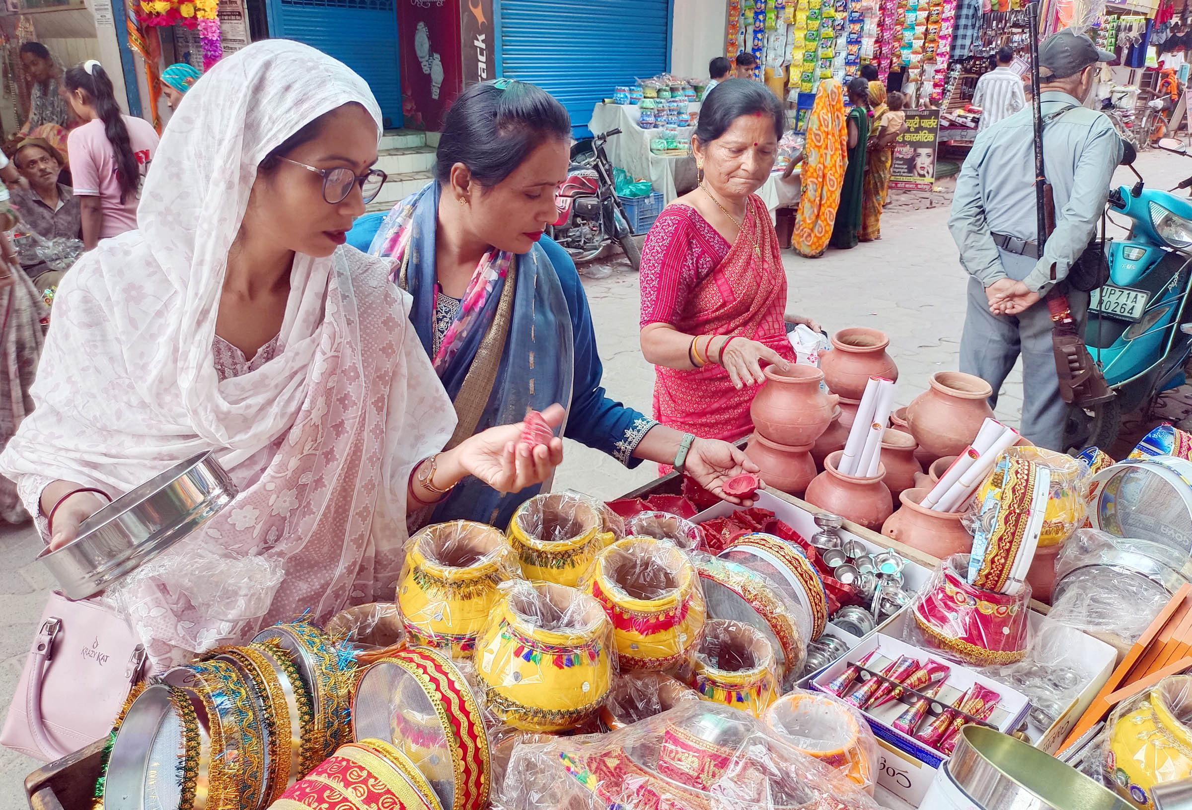 करवा चौथ: बाजारों में सुहागिनों की खरीदारी ने बिखेरी रौनक