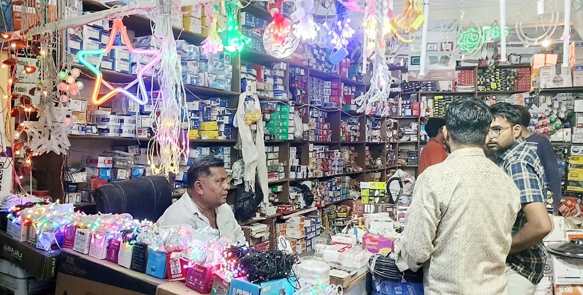 गणेश-लक्ष्मी व मिट्टी के बर्तनों की बढ़ी डिमांड, कस्बों में भी बन रहीं मूर्तियां